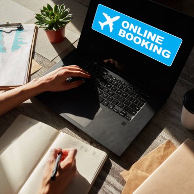 Cihaz ekranında online uçuş bileti rezervasyonu. İnternet ve teknoloji kavramı.