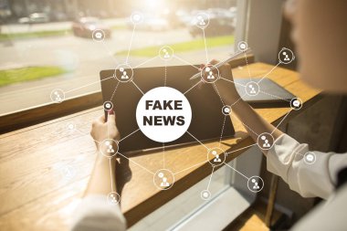 Sanal ekran üzerinde sahte haber uyarı.