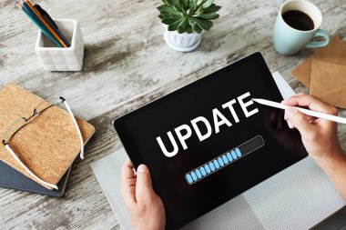 Aygıt ekranındaki durum çubuğunu güncelle. Yazılım geliştirme ve teknoloji kavramı.