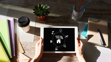 Ekrandaki akıllı ev konsepti. Otomasyon ve teknoloji her gün.