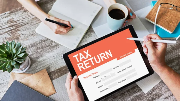Online tax return application on screen 에서 확인 함. 사업과 금융 개념. — 스톡 사진