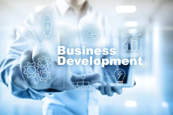 Koncepcja rozwoju biznesu, strategia wzrostu na wirtualny ekran. — Zdjęcie stockowe