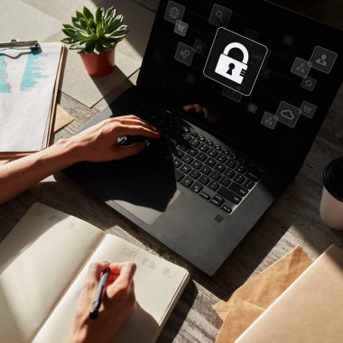 Cihaz ekranında siber güvenlik, veri koruması, bilgi gizlilik kavramı.