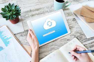 Tablet ekranında bulut senkronizasyonu ilerleme çubuğu. Veri depolama ve koruma. Teknoloji ve internet kavramı.