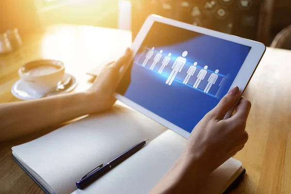 Personalwesen, Personalmanagement, Teamarbeit, Rekrutierungskonzept auf dem Gerätebildschirm. — Stockfoto