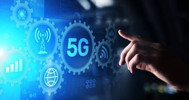 Mobil internetin 5G beşinci nesil ürünü. Hızlı bağlantı. Sanal ekranda telekomünikasyon kavramı.