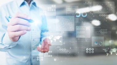 Sanal ekran istihbarat analisti Paneli'nde iş. Büyük veriler grafikler grafikler.