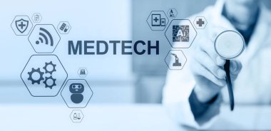 Tıbbi teknoloji bilgi entegrasyonu internet büyük veri konsepti sanal ekranda. Steteskoplu doktor..