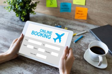 Cihaz ekranında çevrimiçi uçuş rezervasyon hizmeti formu.