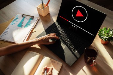 Aygıt ekranındaki video oynatıcı penceresi. İnternet pazarlama ve reklam kavramı.