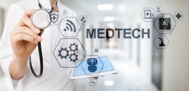 Tıbbi teknoloji bilgi entegrasyonu internet büyük veri konsepti sanal ekranda. Steteskoplu doktor..
