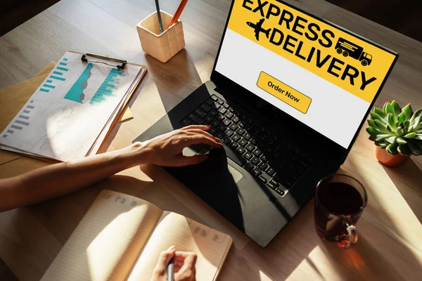 Modulo di consegna espresso su schermo, trasporto e concetto logistico. Shopping online. — Foto Stock