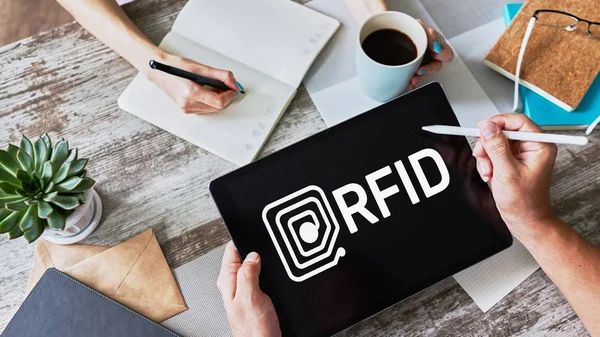 RFID Технологія радіочастотної ідентифікації на екрані пристрою. Безпека і автоматизація. — стокове фото