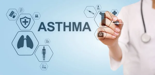 Диагноз астмы, врач со стетоскопом и виртуальным экраном. Современное медицинское понятие . — стоковое фото