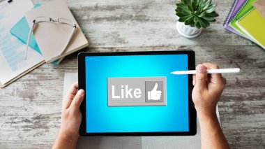 Ekrandaki düğme gibi. SMM, Sosyal medya pazarlama kavramı.