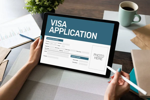 Online-Visa-Antragsformular auf dem Bildschirm. Besuchserlaubnis für Länder. — Stockfoto