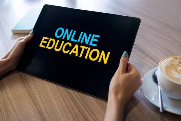 Edukacja online, koncepcja e-learningu na ekranie urządzenia. — Zdjęcie stockowe