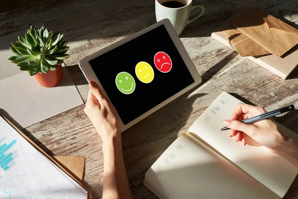 Färgade leenden. Nöjd kund kontroll på skärmen. Koncept för service och kvalitetsförbättring. — Stockfoto