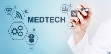 Tıbbi teknoloji bilgi entegrasyonu internet büyük veri konsepti sanal ekranda. Steteskoplu doktor..
