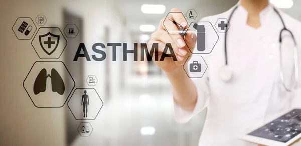 Diagnóstico de asma, médico con estetoscopio y pantalla virtual. Concepto médico moderno . —  Fotos de Stock