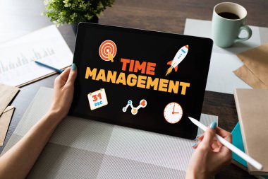 Zaman yönetimi metni ve simgeleri ekranda. İş ve kişisel büyüme kavramı.