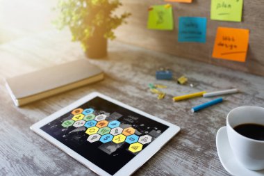 Uygulama ve diyagramlar aygıt ekranında. İş kontrol paneli ve uygulama geliştirme kavramı.