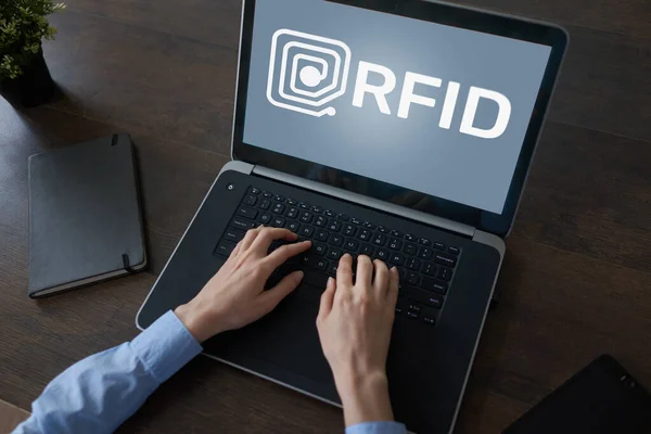 RFID Radyo Frekans Tanımlama Teknolojisi cihaz ekranında. Güvenlik ve otomasyon. — Stok fotoğraf