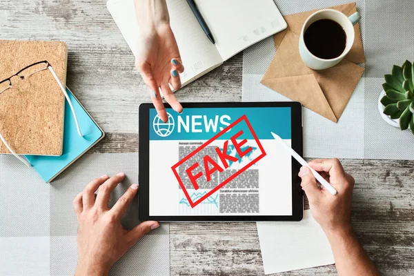 Fake News Manipulação Media TV Desinformação Jornais Business Internet Technology Concept. — Fotografia de Stock