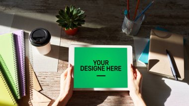 Laptop, Notebook, tablet pc Mockup yeşil krom anahtar arkaplanlı ekran ve tasarımınızı buraya metin Boşalt.