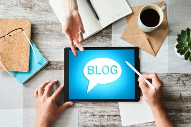 Ekranda BLOG içeren tablet. Sosyal ağ, İletişim ve İnternet pazarlama kavramı.
