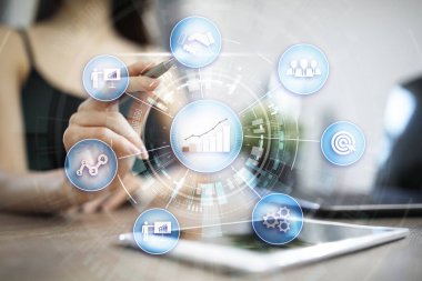 İş kavramı sanal ekran arka plan üzerinde işlem ve strateji. Yenilik ve finansal büyüme için çözümler.