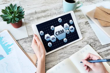 CRM - Ekranda müşteri ilişkileri yönetim sistemi kavramı.