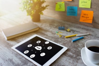 Iaas - hizmet olarak altyapı. Ekranda internet ve teknoloji kavramı.