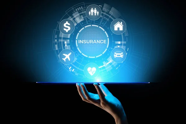保险、健康家庭汽车钱旅行虚拟屏幕上的Insurtech概念. — 图库照片