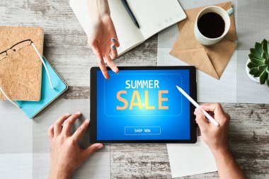 Yaz indirimi, cihaz ekranında düşük fiyat teklifi. E-ticaret ve pazarlama kavramı.