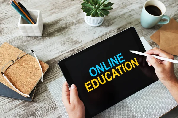 Edukacja online, koncepcja e-learningu na ekranie urządzenia. — Zdjęcie stockowe