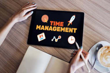 Zaman yönetimi metni ve simgeleri ekranda. İş ve kişisel büyüme kavramı.