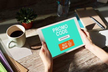 Tanıtım kodu alan tablet ekranda. E-ticaret, mobil pazarlama kavramı.