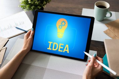 Ekranda lamba simgesi olan yeni fikir, yaratıcılık ve yenilik kavramı.