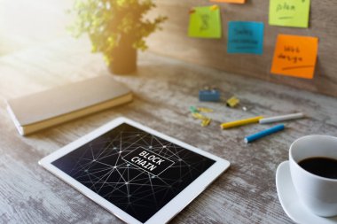 Ekranda engelleme teknolojisi konsepti var. Kripto para birimi, dijital para.