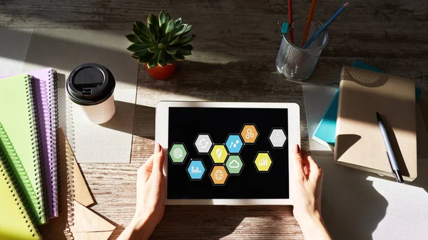 Iconos de aplicación en color en la pantalla del dispositivo. Concepto de negocio, Internet y tecnología. — Foto de Stock