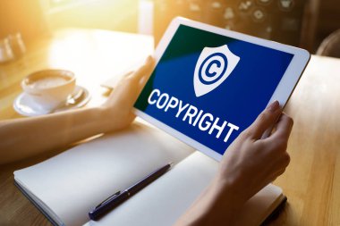 Ekranda telif hakkı simgesi. Patent Hukuku ve Fikri Mülkiyet. İş, İnternet ve Teknoloji Konsepti.