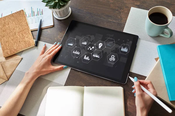 Pannello di controllo dei processi aziendali e monitor per l'analisi dei dati con grafico e diagrammi sullo schermo del dispositivo. Concetto di innovazione. — Foto Stock