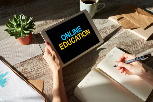Onlineutbildning, koncept för e-lärande på bildskärm. — Stockfoto