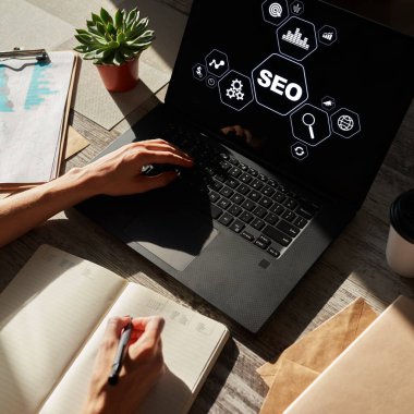 SEO - Arama motoru optimizasyonu. Ekranda dijital pazarlama kavramı.