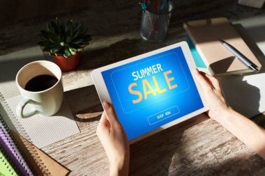 Yaz indirimi, cihaz ekranında düşük fiyat teklifi. E-ticaret ve pazarlama kavramı.