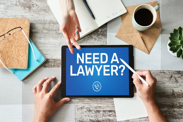 Ik heb een advocaat nodig. Bel nu bericht op het scherm. Advocaat, Juridische bijstand online. — Stockfoto