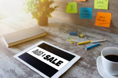 Cihaz ekranında Kara Cuma satış afişi. E-ticaret, internet sektörü ve dijital pazarlama.