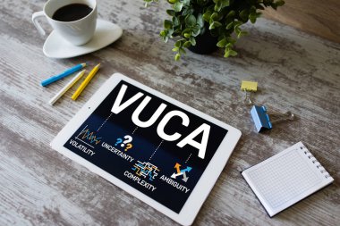 VUCA dünya konsepti ekranda. Değişkenlik, belirsizlik, karmaşıklık, belirsizlik.
