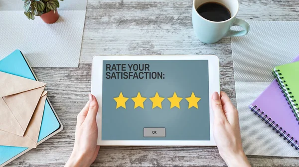 Bewerten Sie Ihre Erfahrungen. Bewertung der Kundenzufriedenheit. Fünf Sterne auf dem Bildschirm des Geräts. Konzept zur Qualitätskontrolle von Business Service — Stockfoto